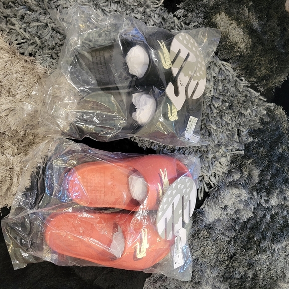 Lacoste  serve slide (unisex) (black and red) available - Picture 10 of 10